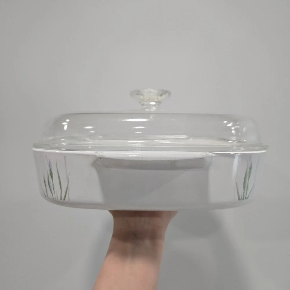 Corning Ware Iris Pattern 2.5 Liter Casserole Dish with Pyrex Lid A-10-B White
